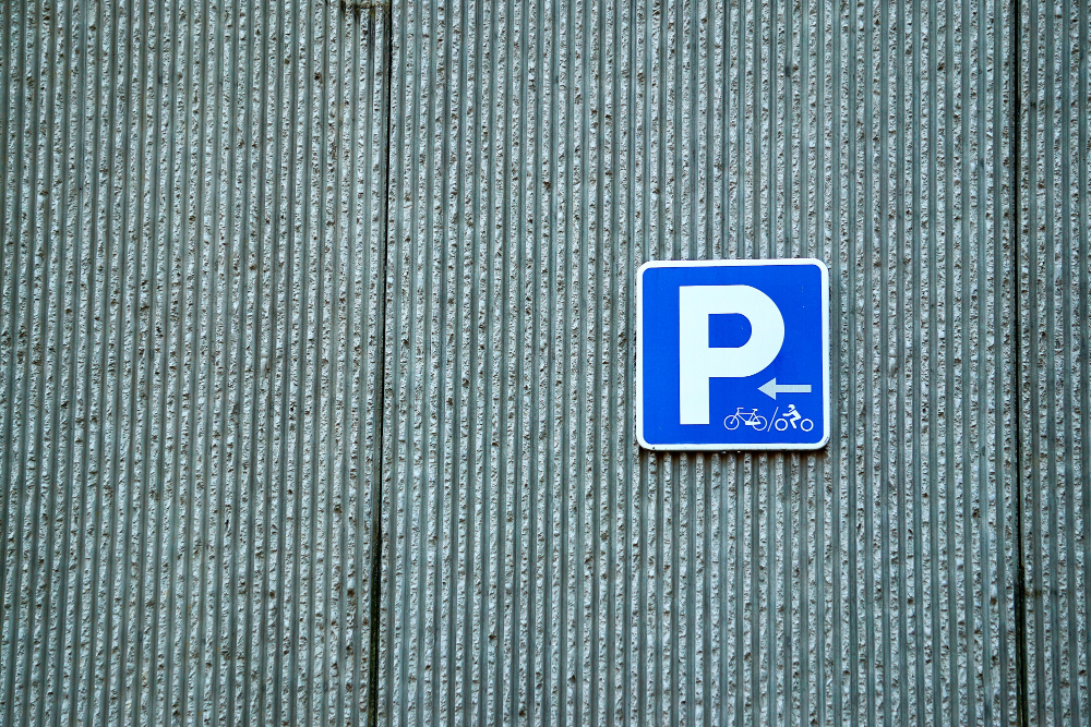 Miejsce parkingowe przy ścianie – jakie warunki techniczne musi spełnić?